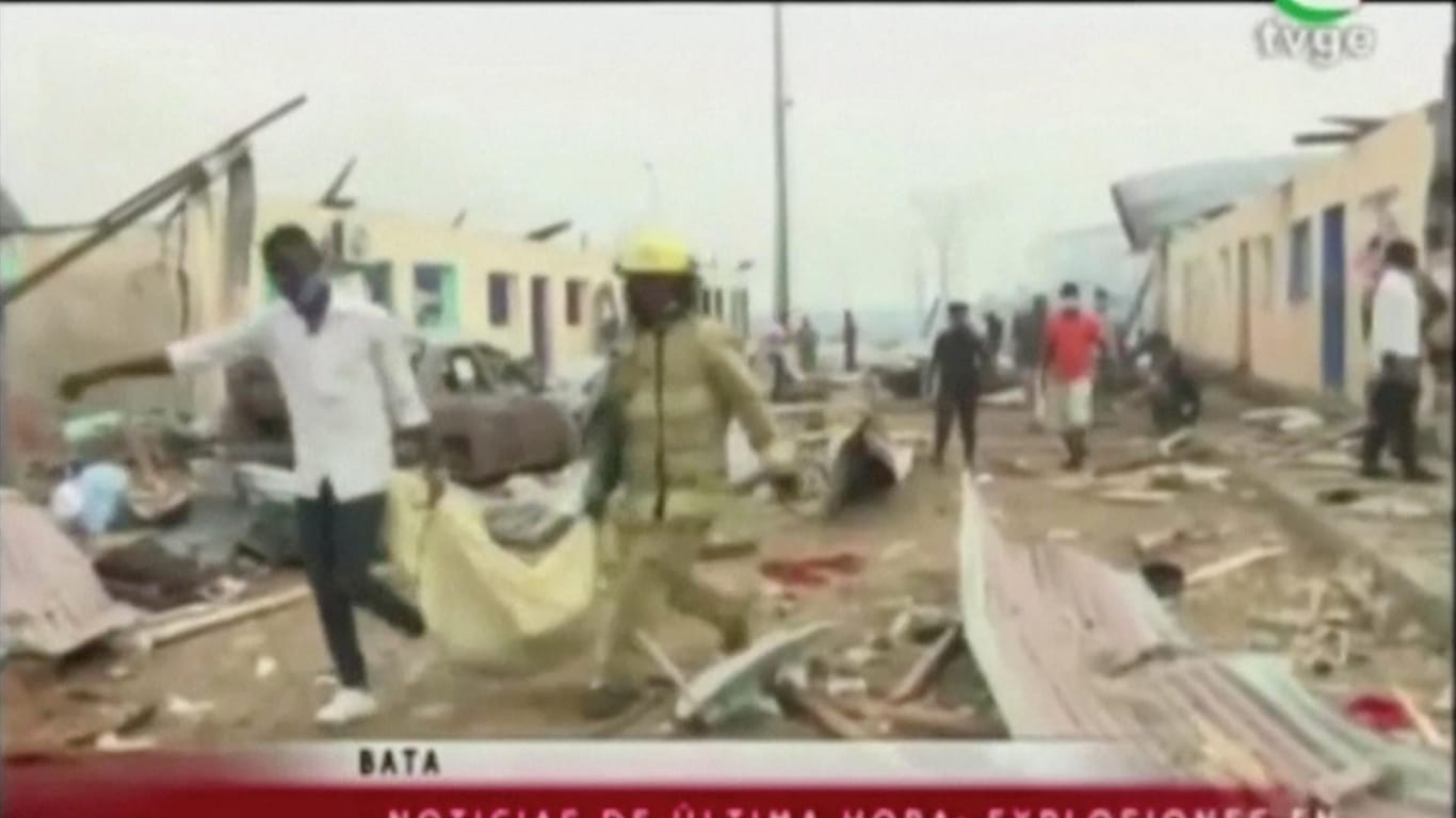 Fernsehbilder aus Bata zeigen, wie Menschen Verletzte und Tote aus den Trümmern tragen. Mindestens 20 Menschen sind bei der Explosion in Äquatorialguinea getötet worden.