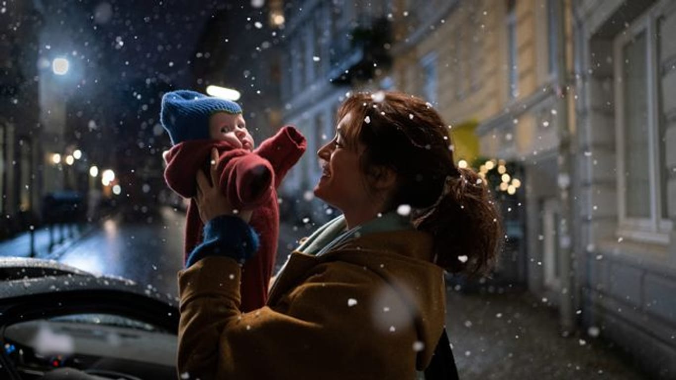 "Plözlich so still": Eva (Friederike Becht) und die kleine Sarah staunen über die ersten Schneeflocken.
