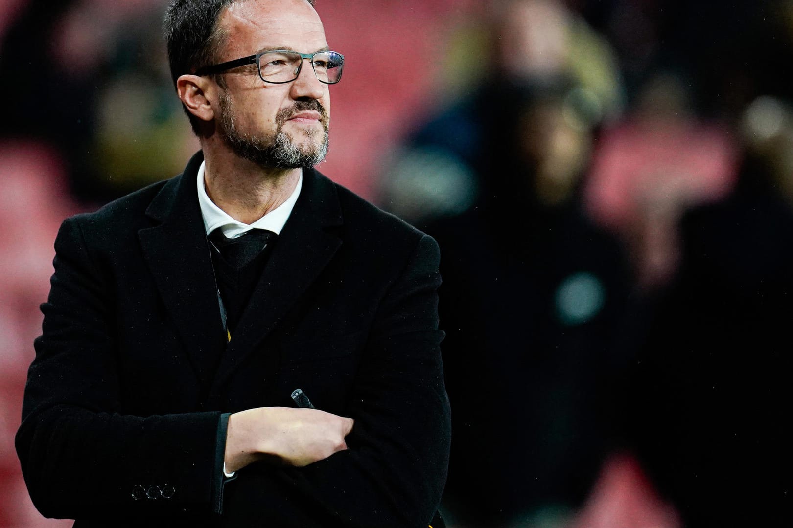 Frankfurts Sportvorstand Fredi Bobic steht am Spielfeldrand (Archivbild). Der ehemalige Spieler will im Sommer bei der Eintracht aufhören, seine Zukunft ist noch ungewiss.