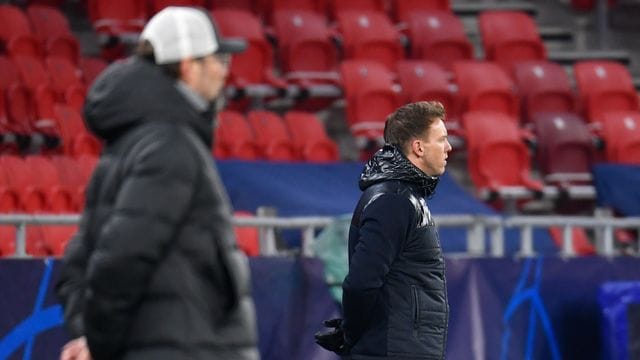 Liverpools Trainer Jürgen Klopp und Leipzigs Trainer Julian Nagelsmann (r) stehen am Spielfeldrand. Liverpools Trainer Jürgen Klopp und Leipzigs Trainer Julian Nagelsmann (r) stehen am Spielfeldrand.