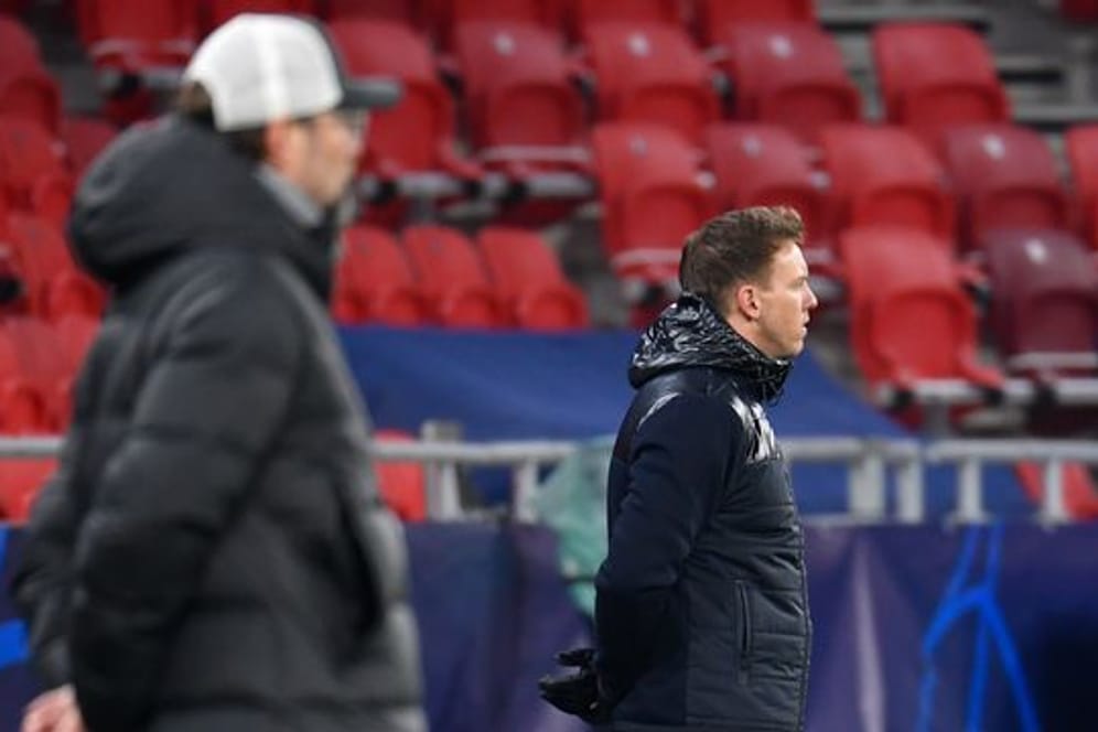 Liverpools Trainer Jürgen Klopp und Leipzigs Trainer Julian Nagelsmann (r) stehen am Spielfeldrand.