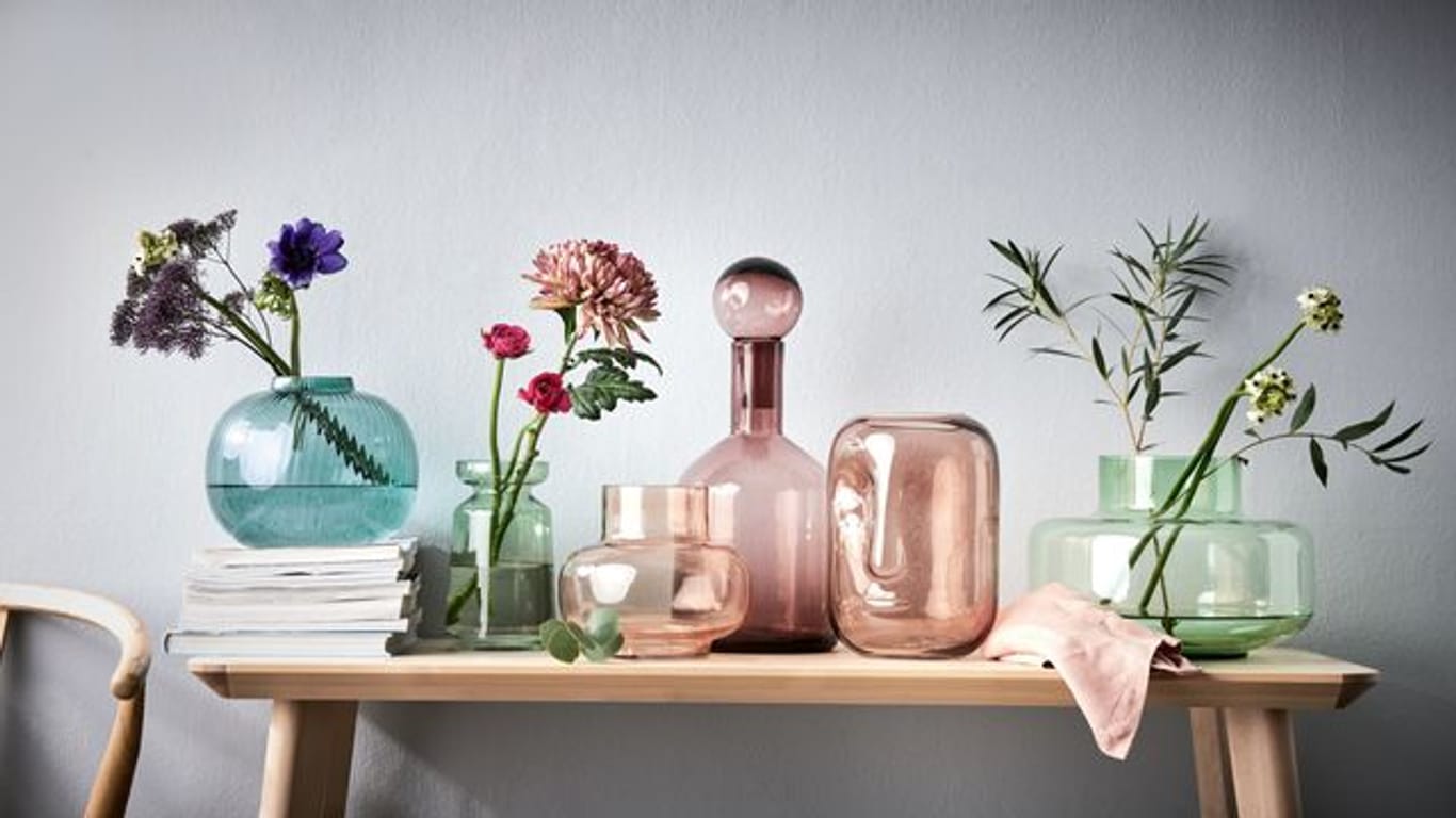 Nur einzelne Blüten in Vasen zu stellen liegt im Trend - so kann man sie besser im Detail betrachten.