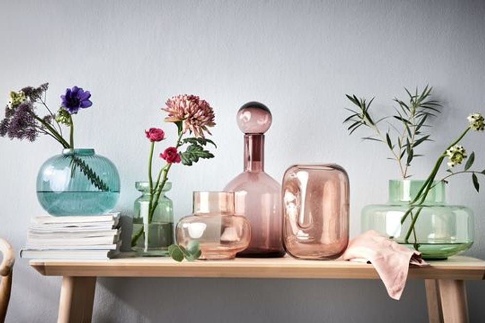 Nur einzelne Blüten in Vasen zu stellen liegt im Trend - so kann man sie besser im Detail betrachten.