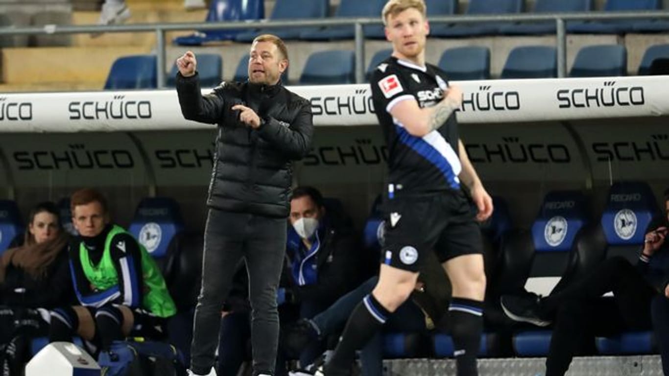 Bielefelds neuer Coach Frank Kramer (l steht vor der Aufgabe, mit seinen Profis mehr Durchschlagskraft beim Angreifen einzuüben.