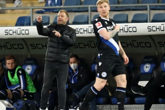Bielefelds neuer Coach Frank Kramer (l steht vor der Aufgabe, mit seinen Profis mehr Durchschlagskraft beim Angreifen einzuüben.