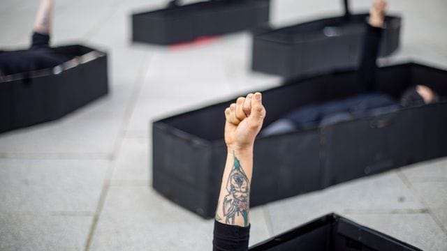 Frauen heben ihre Fäuste, während sie bei einer Demonstration im Vorfeld des Internationalen Frauentages vor dem Bundesgericht von Tel Aviv in Särgen liegen. Frauen heben ihre Fäuste, während sie bei einer Demonstration im Vorfeld des Internationalen Frauentages vor dem Bundesgericht von Tel Aviv in Särgen liegen.