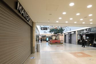 Geschlossene Geschäfte in den Schönhauser-Allee-Arcaden: Läden in Berlin dürfen wieder öffnen – wenn die Kunden einen Termin haben.