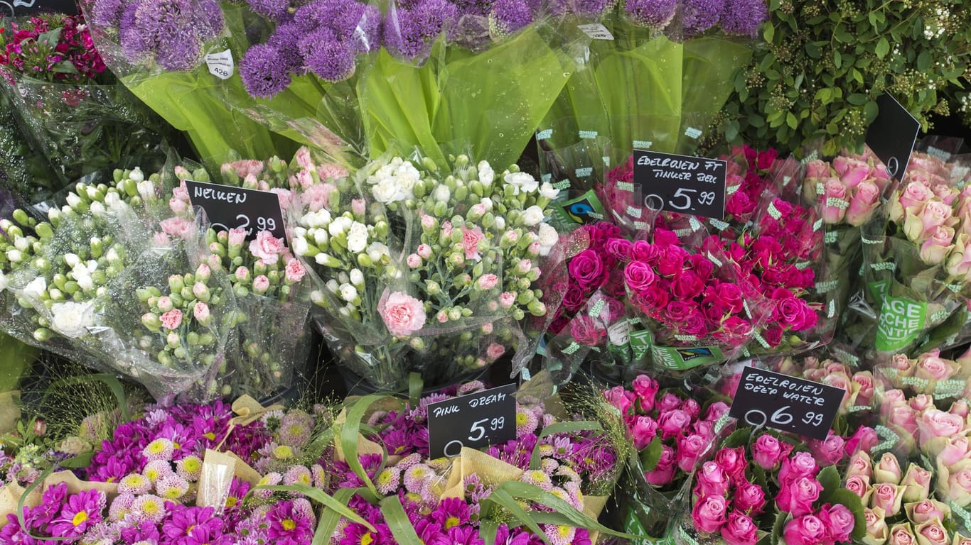 Blumen am Markt (Symblbild): In Hamburg dürfen ab heute wieder einzelne Läden öffnen, darunter auch Floristikgeschäfte.