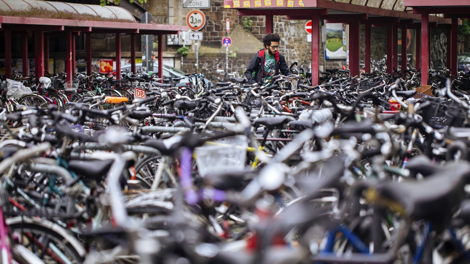 Volle Fahrradständer am Bahnhof Köln-West (Archivbild): Das Fahrrad ist beliebtes Fortbewegungsmittel, dabei gilt Köln nicht als fahrradfreundlich.