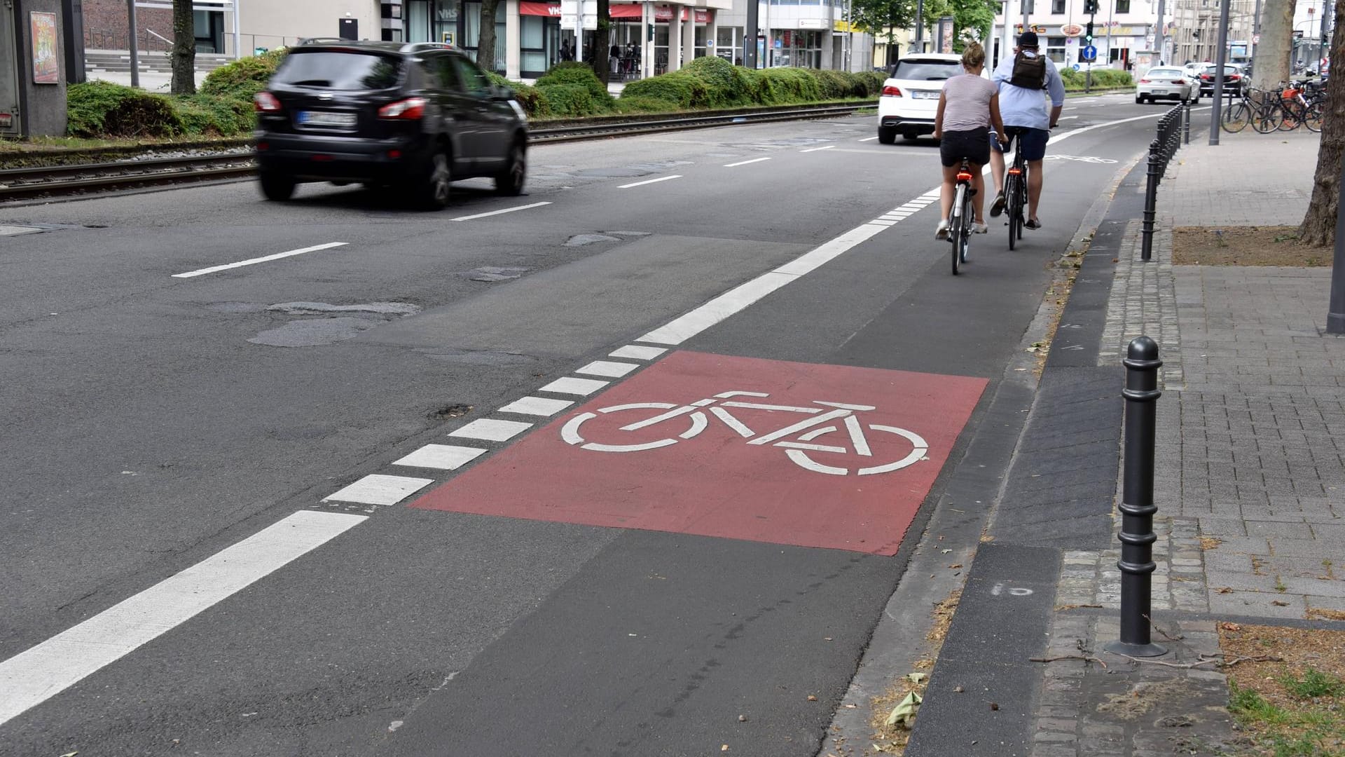 Ein Radweg neben einer Kölner Ortsstraße (Archivbild): Nicht an allen Orten der Domstadt haben Radler ihre eigenen Wege.