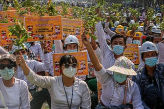 Demonstranten in Myanmar: Trotz der Gewalt von Sicherheitskräften gehen die Demonstrationen weiter.