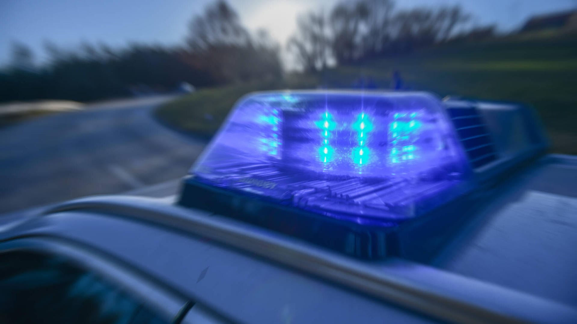Polizeiwagen mit Blaulicht (Symbolbild): Ein Mann ist bei voller Fahrt auf der Autobahn aus einem Wagen gestürzt. Polizeiwagen mit Blaulicht (Symbolbild): Ein Mann ist bei voller Fahrt auf der Autobahn aus einem Wagen gestürzt.