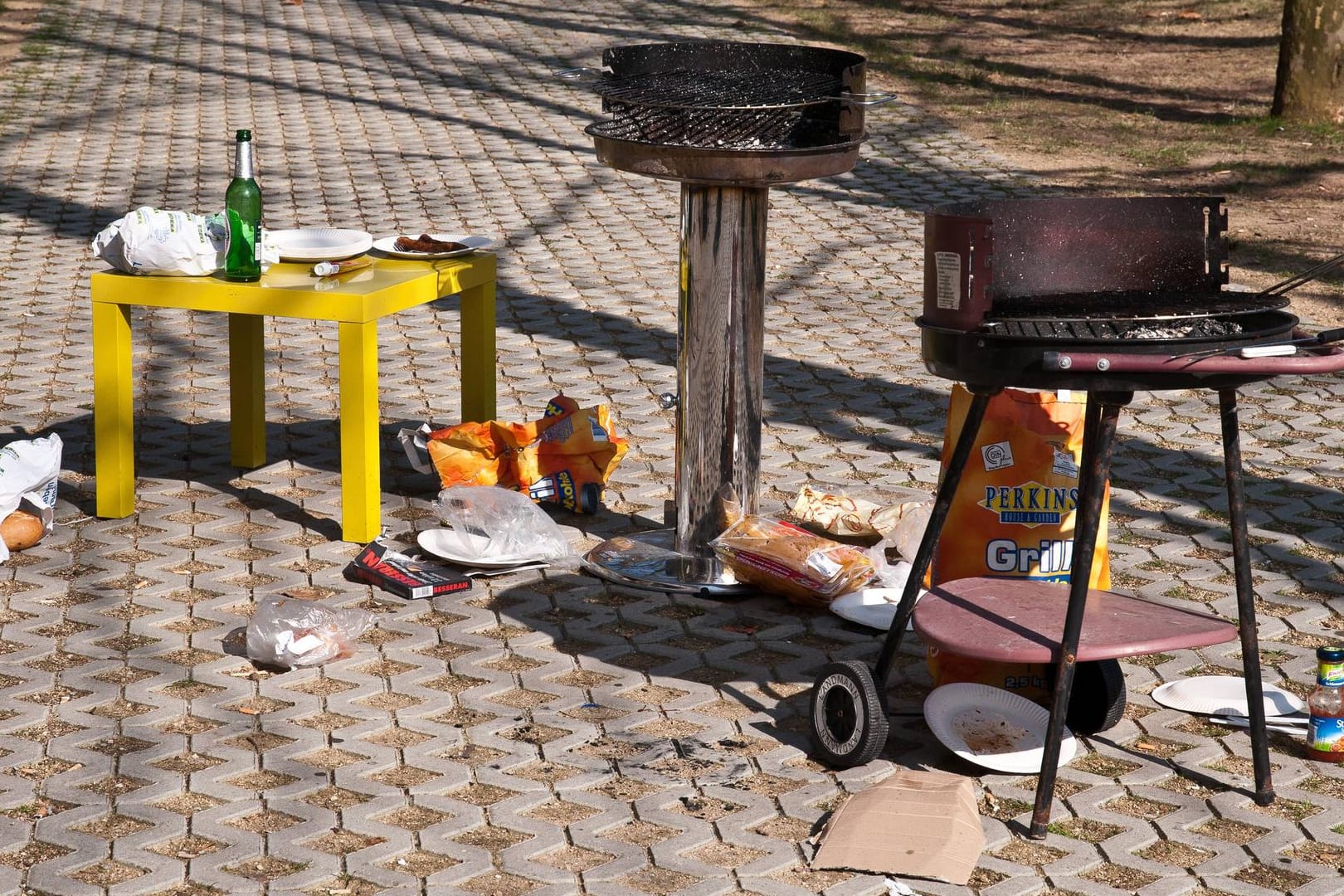 Die Hinterlassenschaften einer Grillparty (Symbolbild): Am Erfurter Wasserturm löste die Polizei eine illegale Feier von Jugendlichen auf.