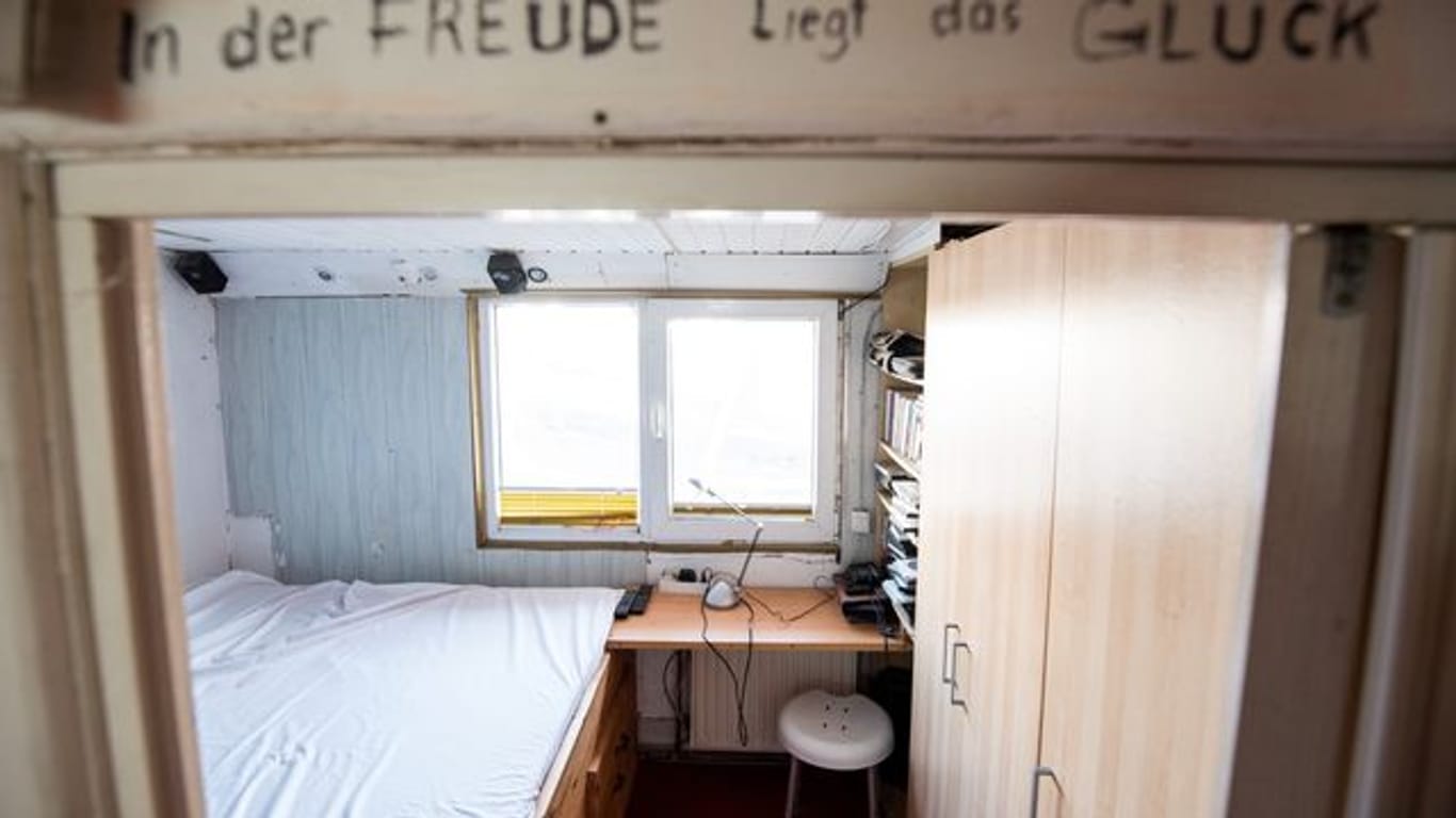Blick in das Schlafzimmer auf dem Hausboot des verstorbenen Sängers Gunter Gabriel.