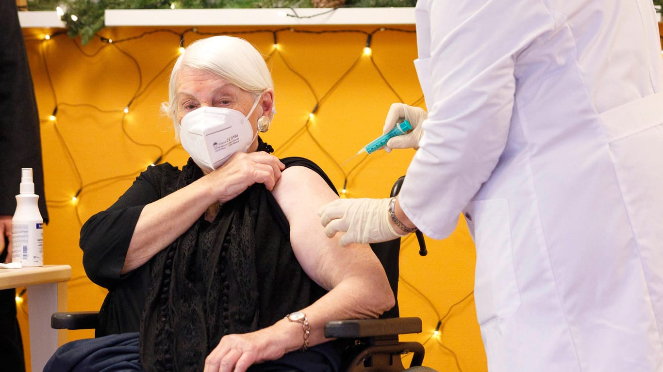 Die 92-Jährige wird als erste Kölnerin geimpft: Mittlerweile wird ein Effekt der Impfungen auf die Todeszahlen vermutet.