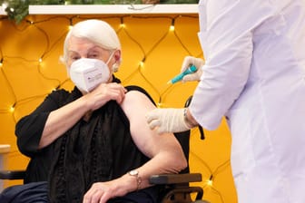 Die 92-Jährige wird als erste Kölnerin geimpft: Mittlerweile wird ein Effekt der Impfungen auf die Todeszahlen vermutet.