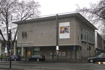 "Die Brücke" in der Kölner Hahnenstraße: Unter dem Dach des denkmalgeschützten Baus hat sich ein Konflikt zugespitzt.