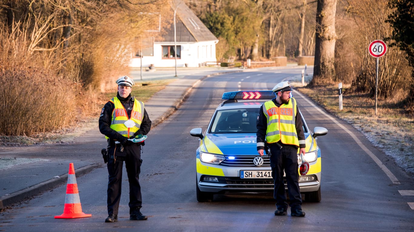 Polizisten sperren die Straße um einen Geflügelbetrieb in der Gemeinde Kühren (Kreis Plön) ab: In dem landwirtschaftlichen Betrieb mit etwa 76.000 Legehennen ist ein Fall von Geflügelpest festgestellt worden.