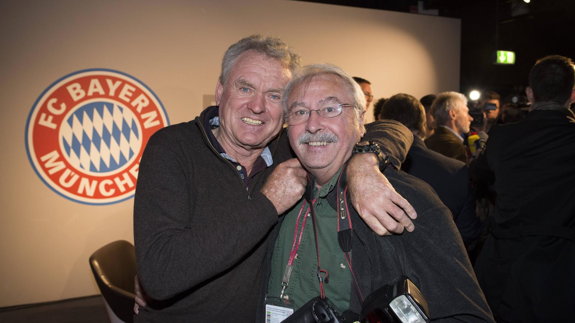Hans Rauchensteiner (r.) 2015 neben Klub-Legende Sepp Maier. Hans Rauchensteiner (r.) 2015 neben Klub-Legende Sepp Maier.
