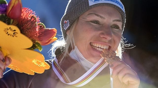 Selina Jörg beißt auf ihre Goldmedaille