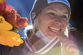 Selina Jörg beißt auf ihre Goldmedaille