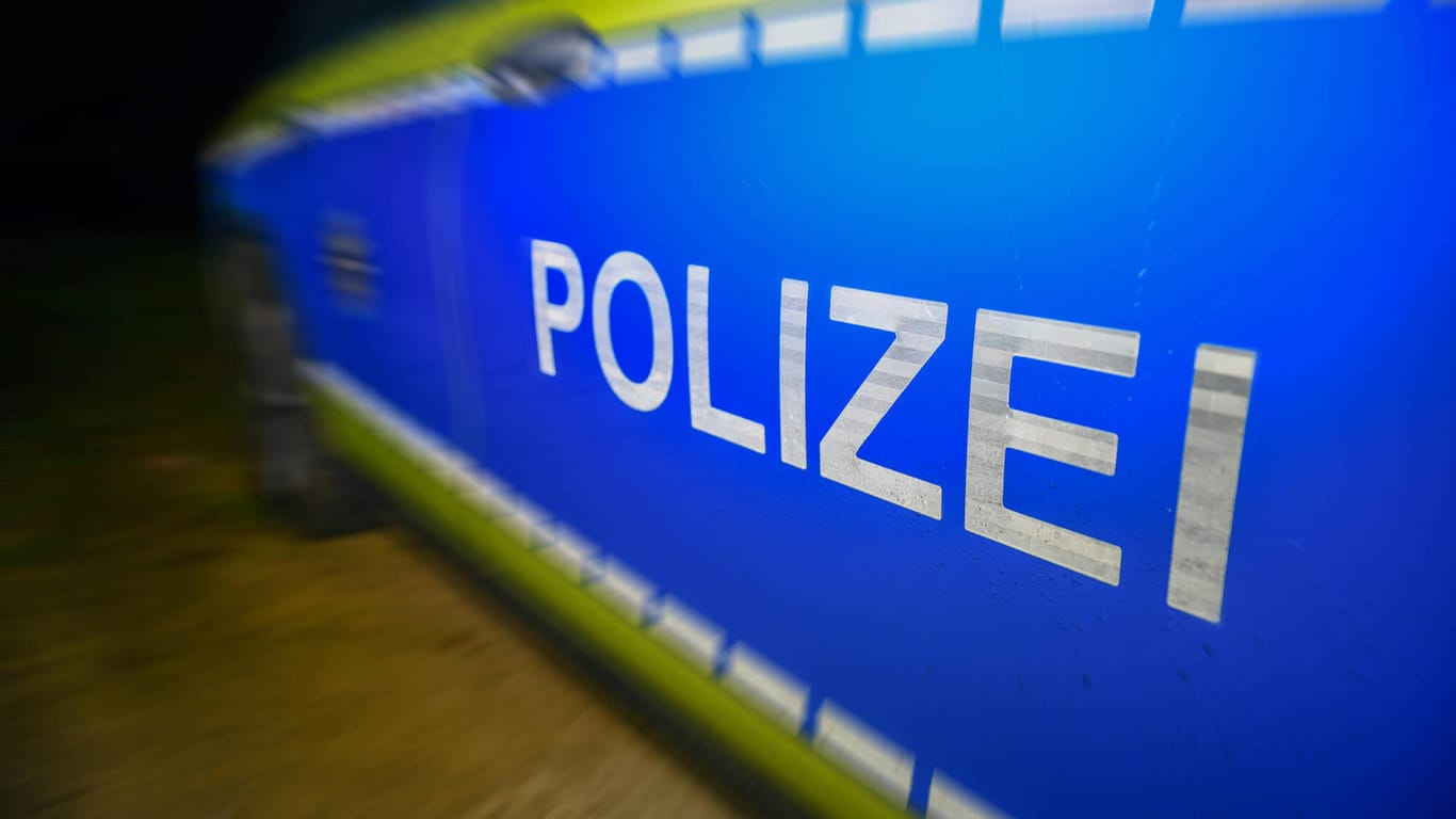 Ein Polizeiauto: In Karlsruhe ist eine Seniorin beraubt worden.