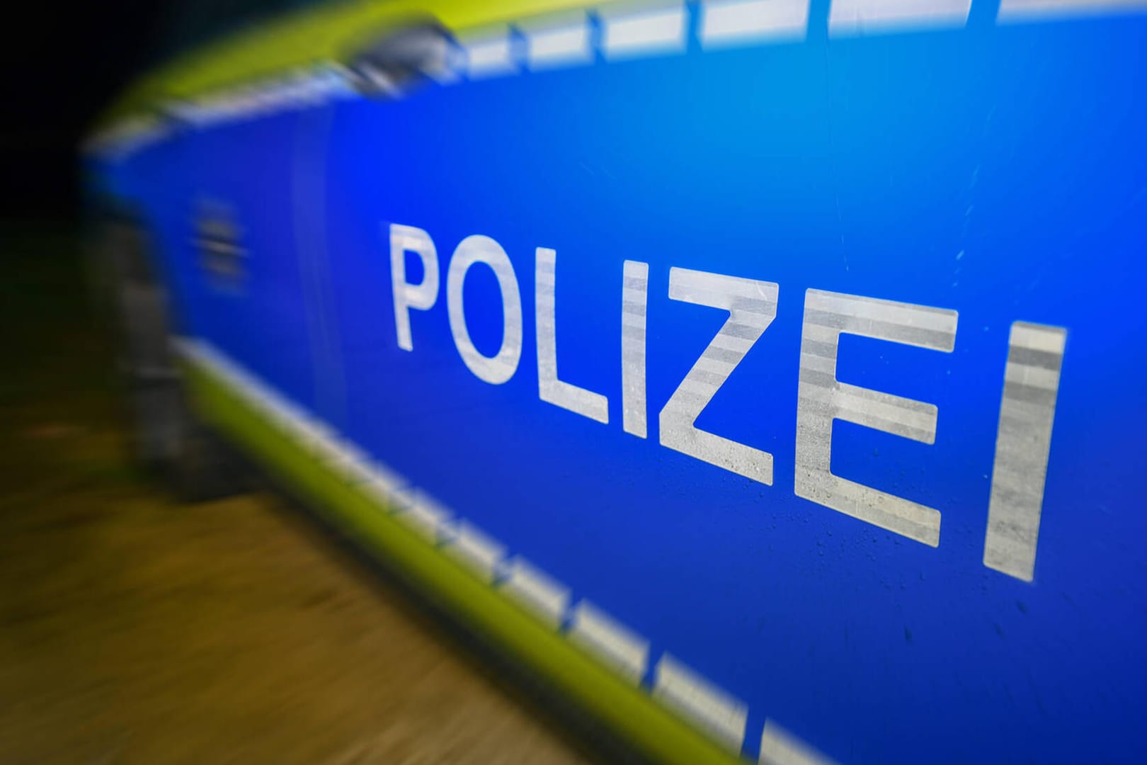 Ein Polizeiauto: In Karlsruhe ist eine Seniorin beraubt worden.