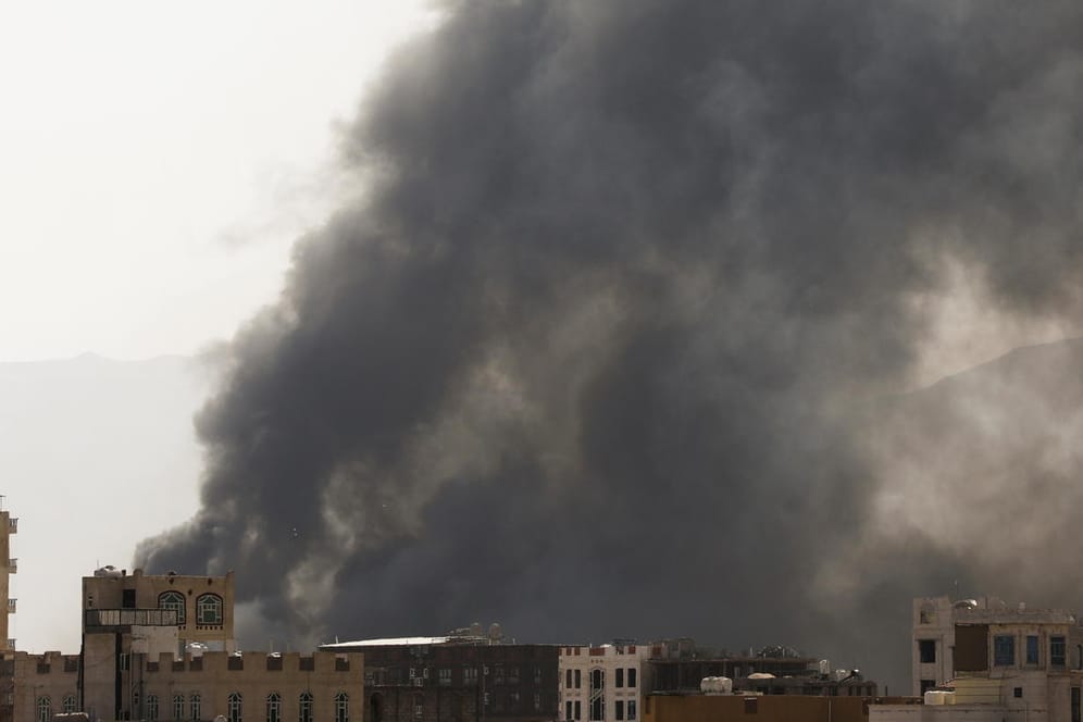 Hauptstadt Sanaa in Jemen: Auch am Wochenende kam es zu Luftangriffen durch Saudi-Arabien.