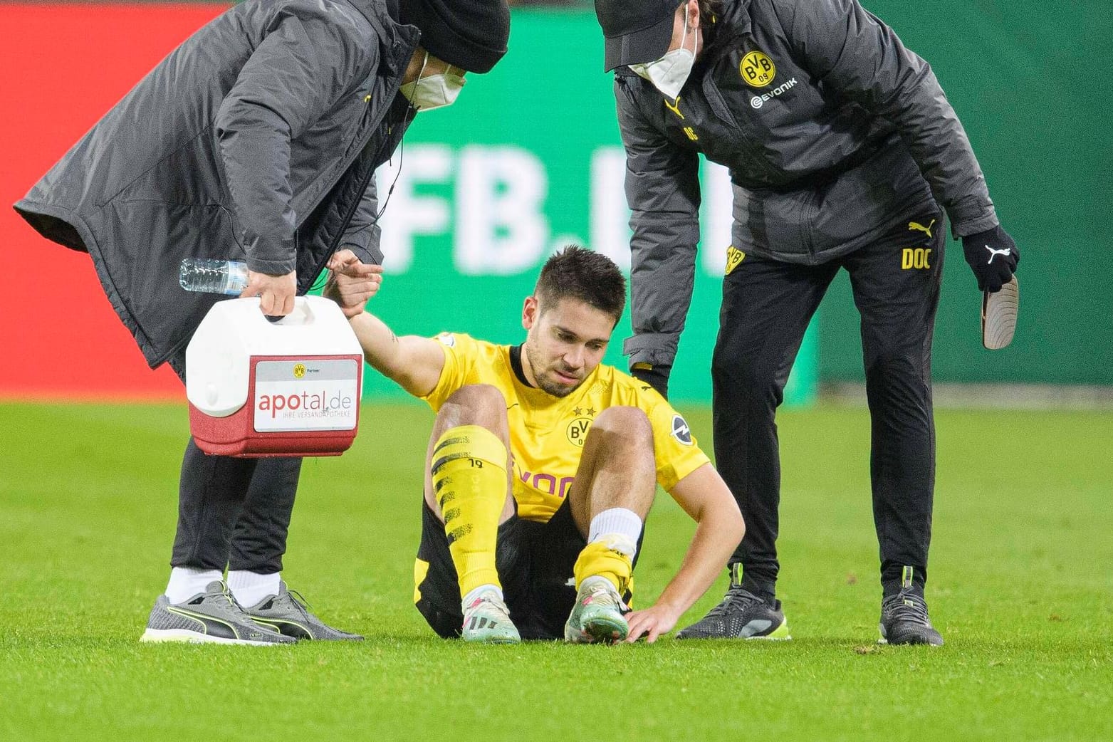 Raphael Guerreiro (unten am Boden): Der Außenverteidiger fehlt seit dem Pokalspiel gegen Mönchengladbach.