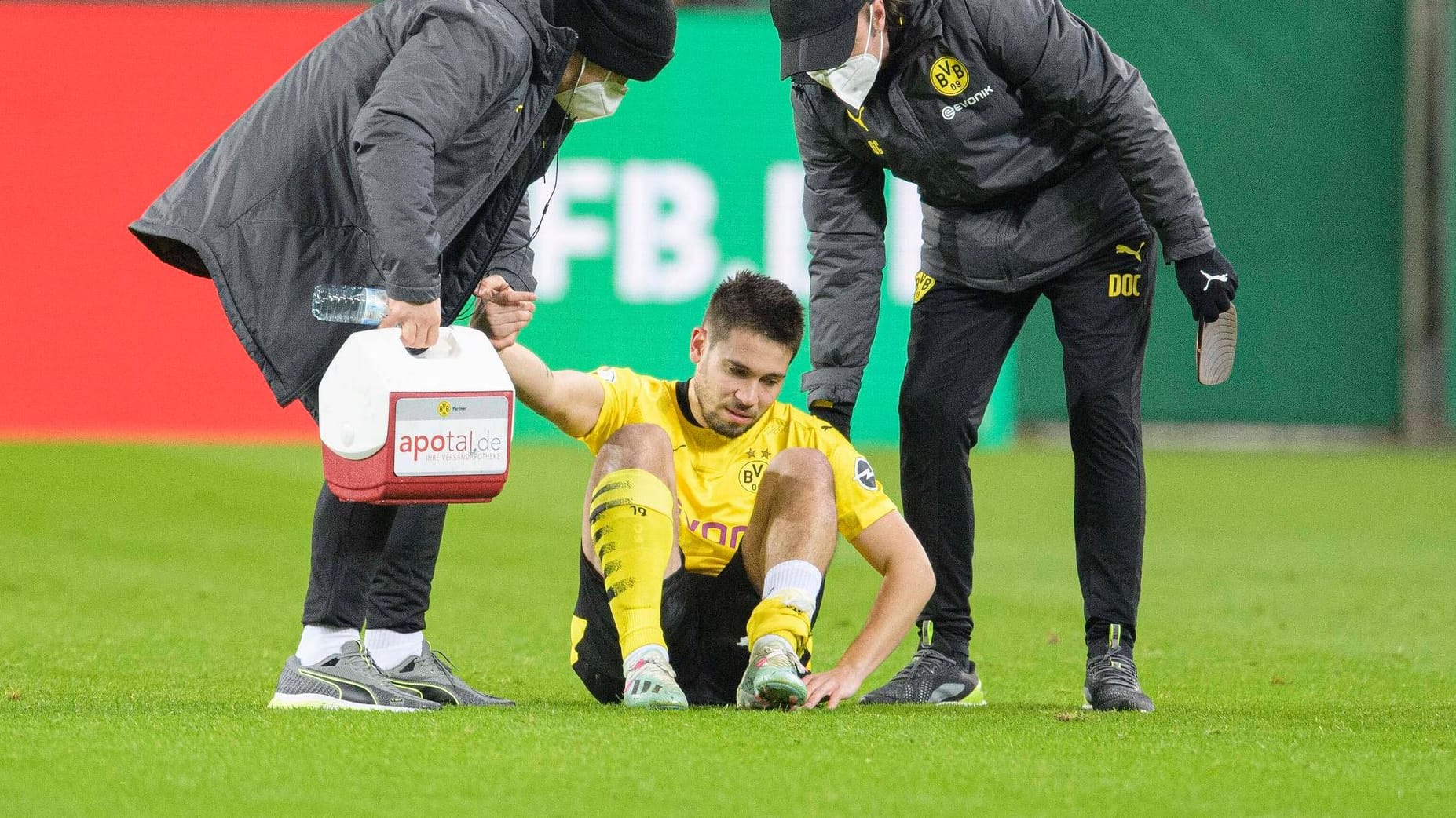 Raphael Guerreiro (unten am Boden): Der Außenverteidiger fehlt seit dem Pokalspiel gegen Mönchengladbach.