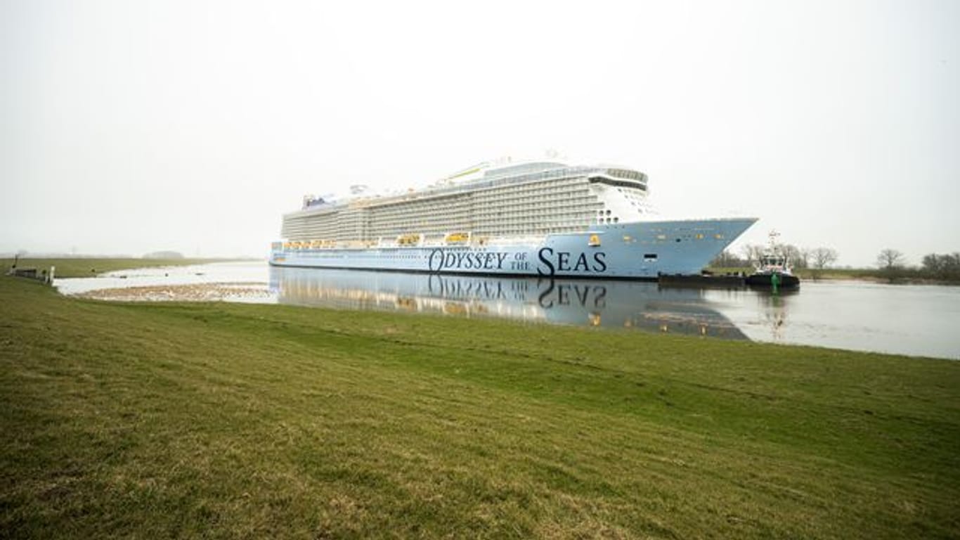 Das Kreuzfahrtschiff "Odyssey of the Seas" wird von der Meyer-Werft über die Ems in Richtung Nordsee überführt.