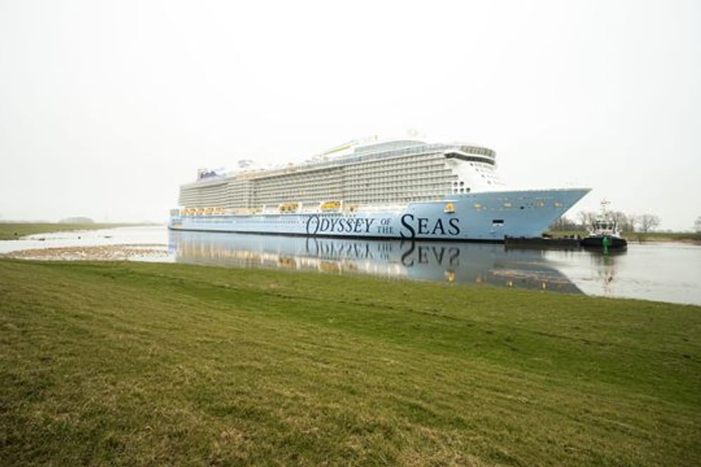 Das Kreuzfahrtschiff "Odyssey of the Seas" wird von der Meyer-Werft über die Ems in Richtung Nordsee überführt.