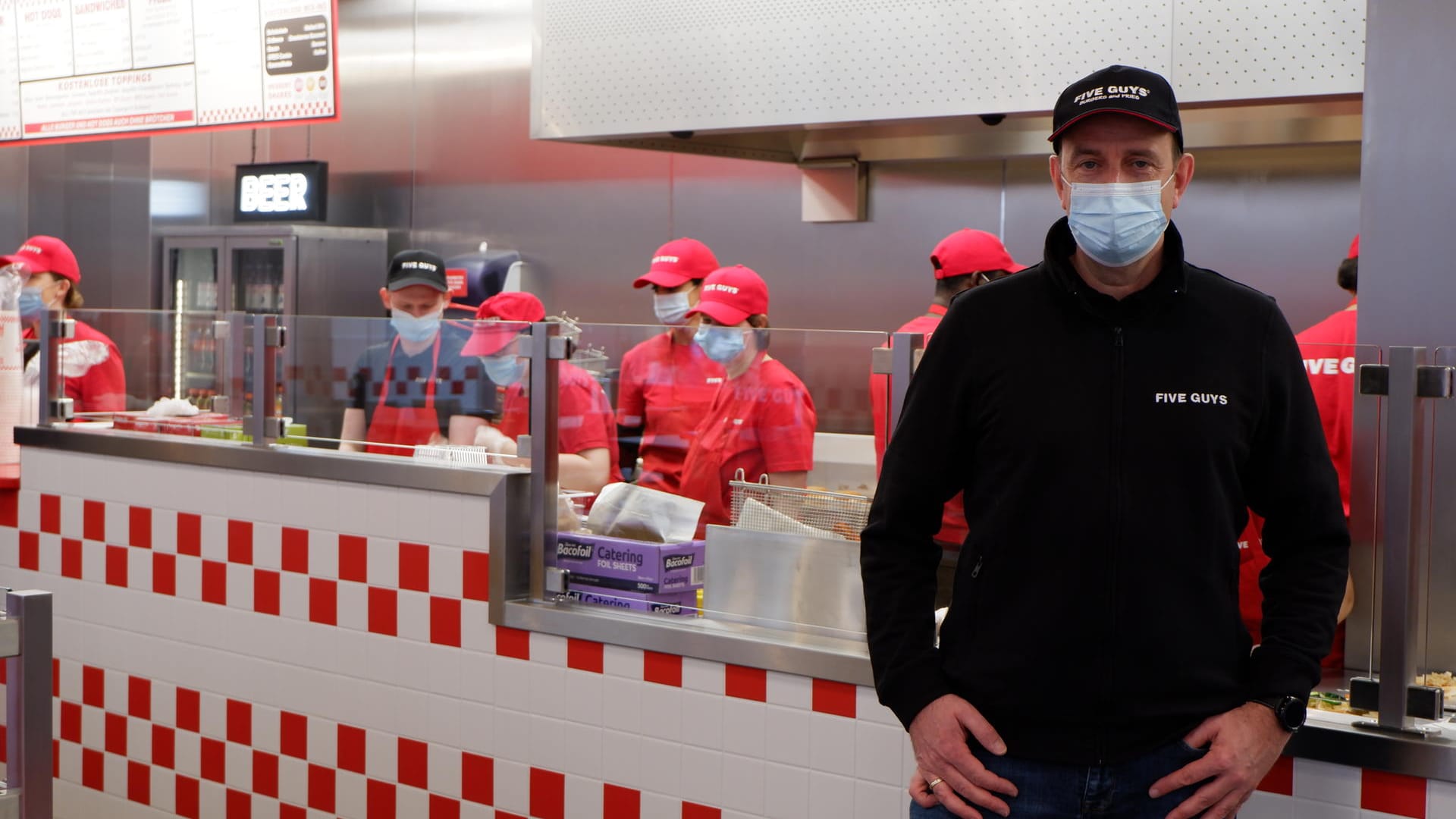 Jörg Gilcher am Montag im Kölner Laden: Der deutsche Chef von Five Guys kam persönlich zur Eröffnung.