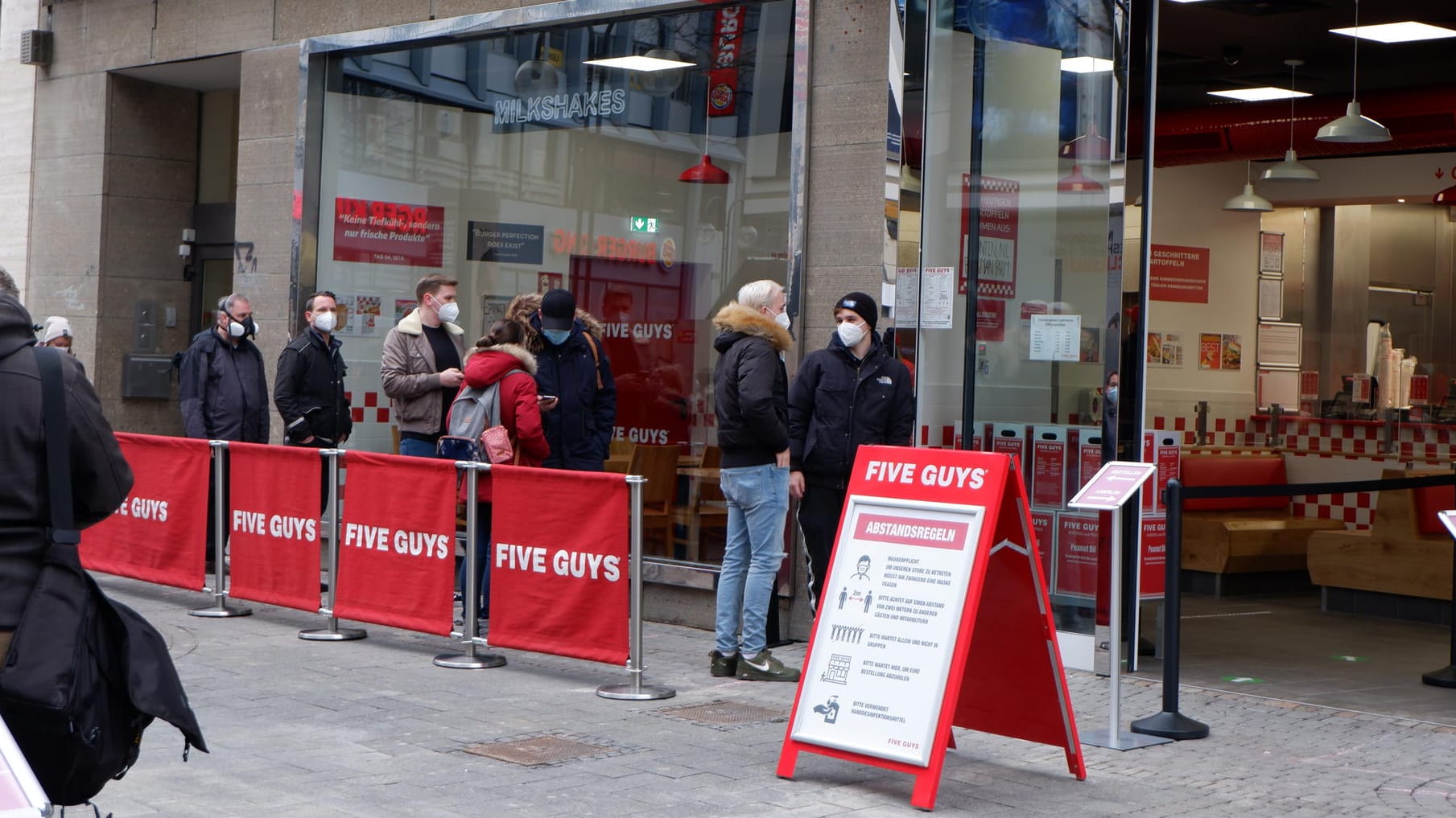 Warten auf die Eröffnung: Am Montagvormittag um 11 Uhr öffnete die erste Filiale von Five Guys in Köln ihre Türen.