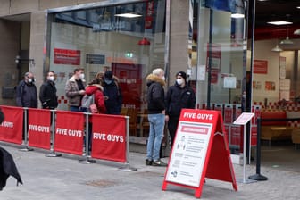 Warten auf die Eröffnung: Am Montagvormittag um 11 Uhr öffnete die erste Filiale von Five Guys in Köln ihre Türen.