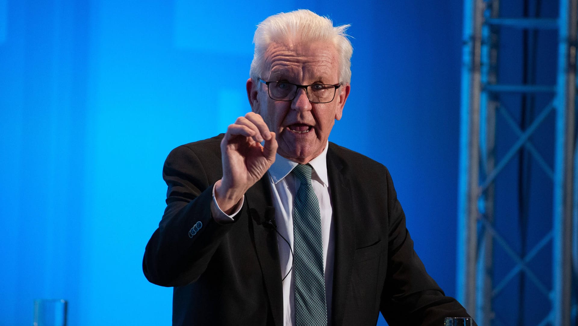 Winfried Kretschmann: Er habe das vielleicht zu salopp formuliert, das dürfe man nicht auf die Goldwaage legen. Winfried Kretschmann: Er habe das vielleicht zu salopp formuliert, das dürfe man nicht auf die Goldwaage legen.