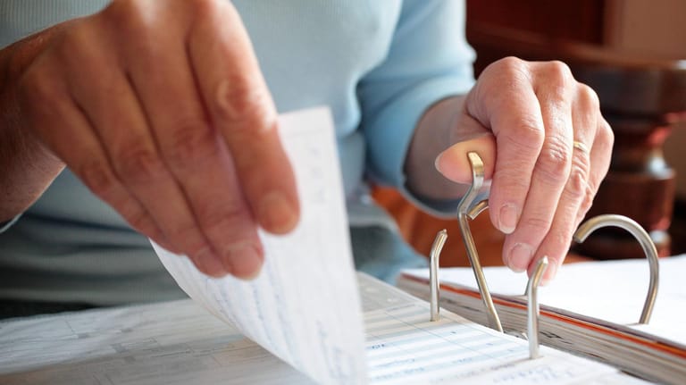 Eine Seniorin ordnet Papiere (Symbolbild): Seit diesem Jahr gibt es bis zu drei Anlagen für Rentner.