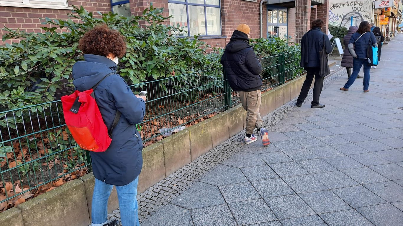 Menschen stehen in einer Schlange vor der Teststelle an der Prinzenstraße: Die Menschen kamen aus unterschiedlichen Gründen, um sich testen zu lassen.
