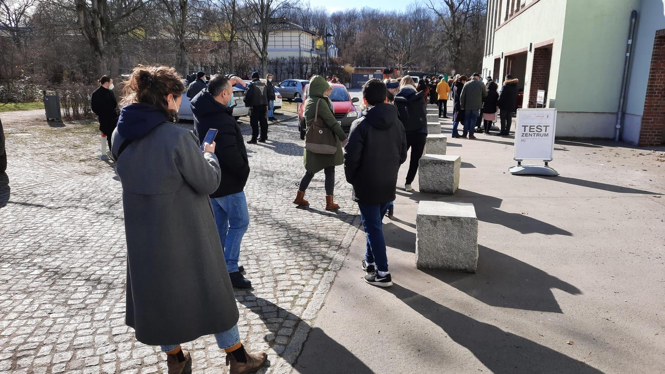 Vor der Teststation an der Lehrter Straße warten Menschen: Einmal wöchentlich können sich Berliner nun kostenlos auf das Coronavirus testen lassen.