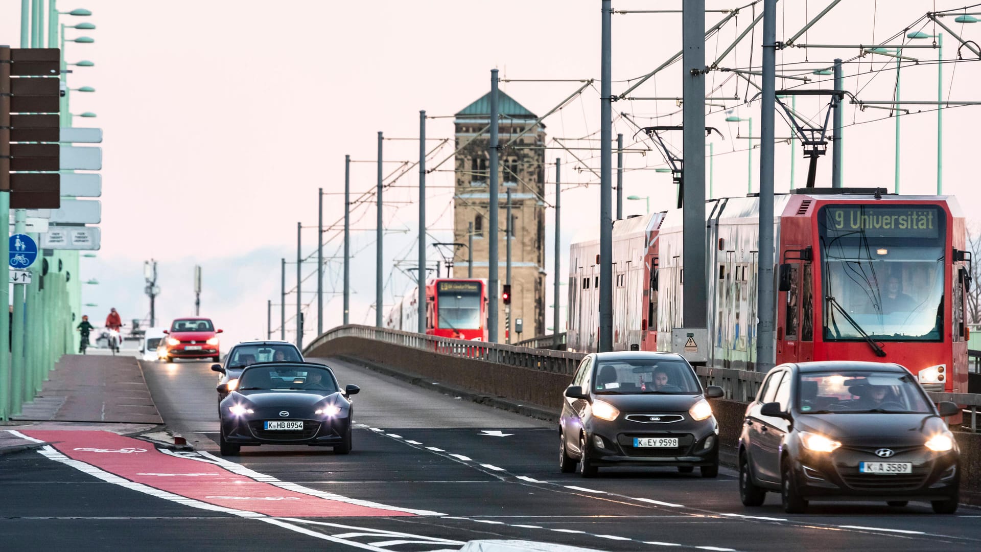 Verkehr auf der Deutzer Brücke: Die Ost-West-Verbindung ist noch einer der Knackpunkte beim neuen Ratsbündnis zwischen Grünen, CDU und Volt.