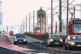 Verkehr auf der Deutzer Brücke: Die Ost-West-Verbindung ist noch einer der Knackpunkte beim neuen Ratsbündnis zwischen Grünen, CDU und Volt.