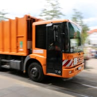 Müllfahrzeug in der Stadt: In Barntrup schaltet die Polizei einen Gutachter ein, um zu klären, warum der Fahrer den Spaziergänger nicht sah. (Symbolfoto)