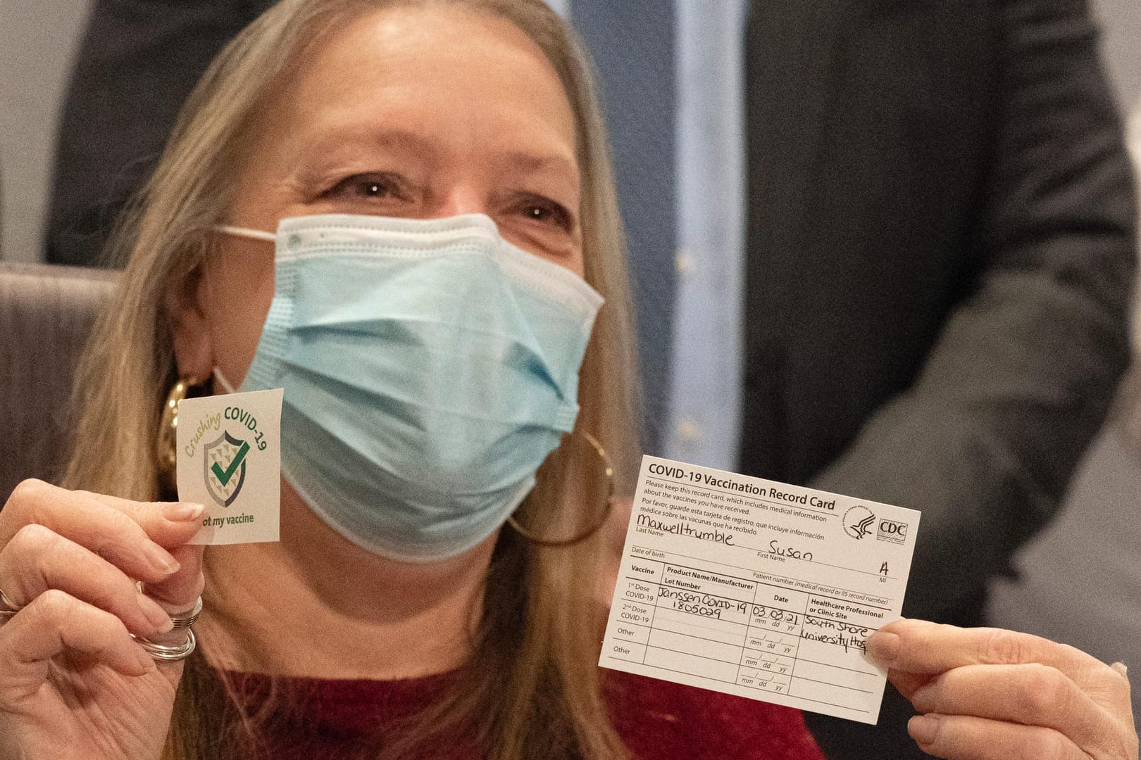 Susan Maxwell Trumble zeigt nach ihrer Corona-Impfung ihren Impfausweis: Etwa 59 Millionen US-Amerikaner haben schon ihre erste Dosis erhalten.