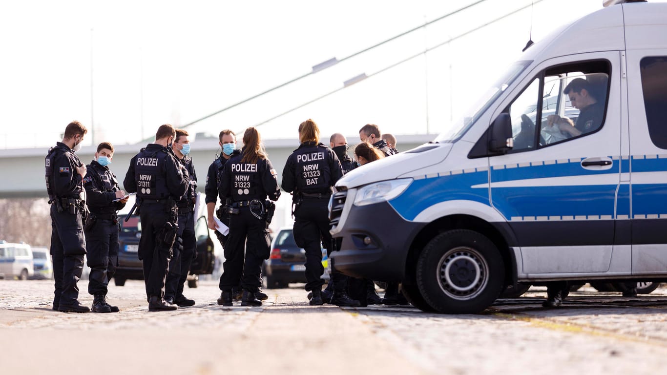 Ein Aufgebot der Kölner Polizei begleitet einen Autokorso gegen die Corona-Maßnahmen an der Deutzer Werft (Archivbild): Einsätze wie diese brachte die Corona-Pandemie mit sich.