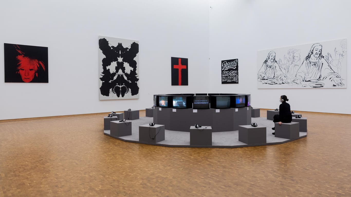 Installation mit Spätwerken Andy Warhols in Köln.