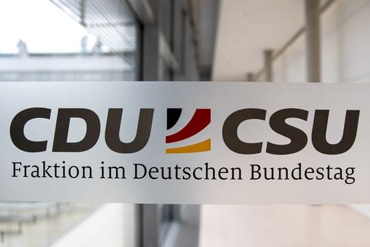Die CDU/CSU-Bundestagsfraktion will sich als Konsequenz aus der Maskenaffäre strengere Regeln geben.