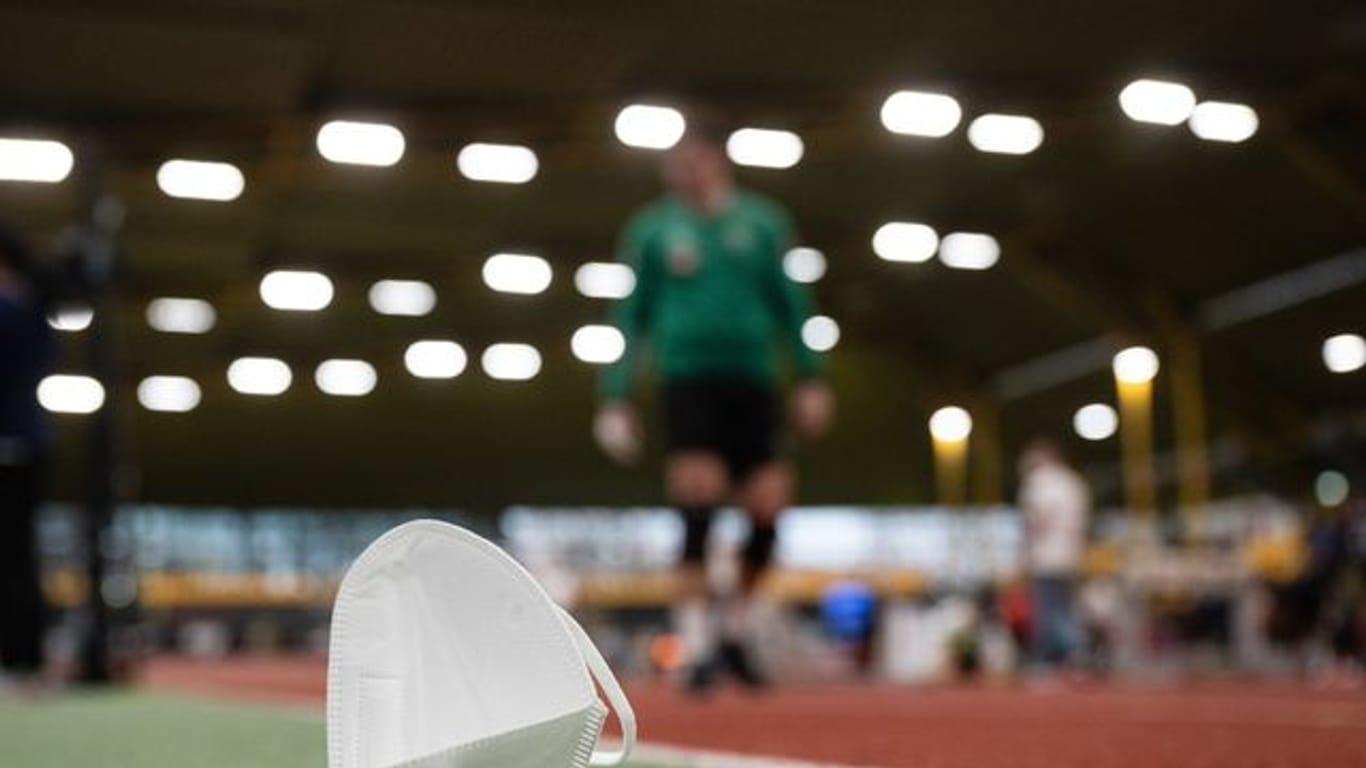 Masken beim Sport können zwar die Leistungsfähigkeit senken, bedeuten für Gesunde aber kein Gesundheitsrisiko.