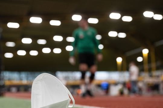 Masken beim Sport können zwar die Leistungsfähigkeit senken, bedeuten für Gesunde aber kein Gesundheitsrisiko.