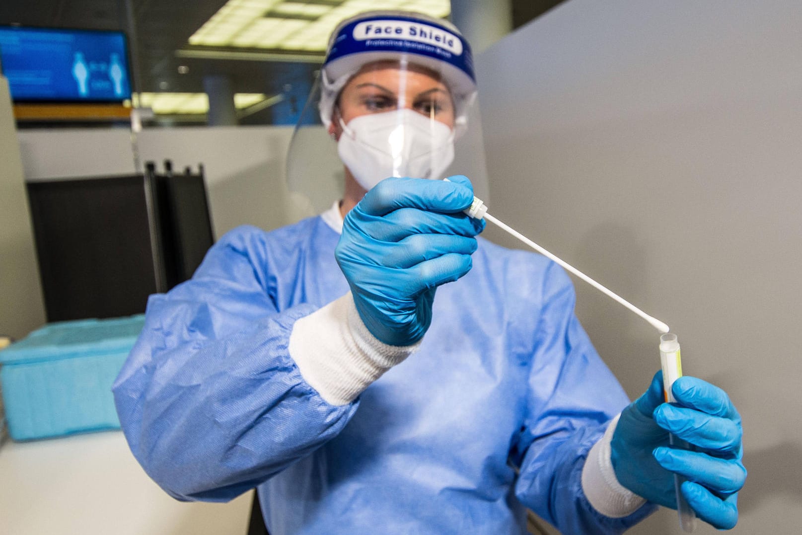 Mitarbeiter eines Labors: Dem RKI sind erneut unter 5.000 Neuinfektionen gemeldet worden.