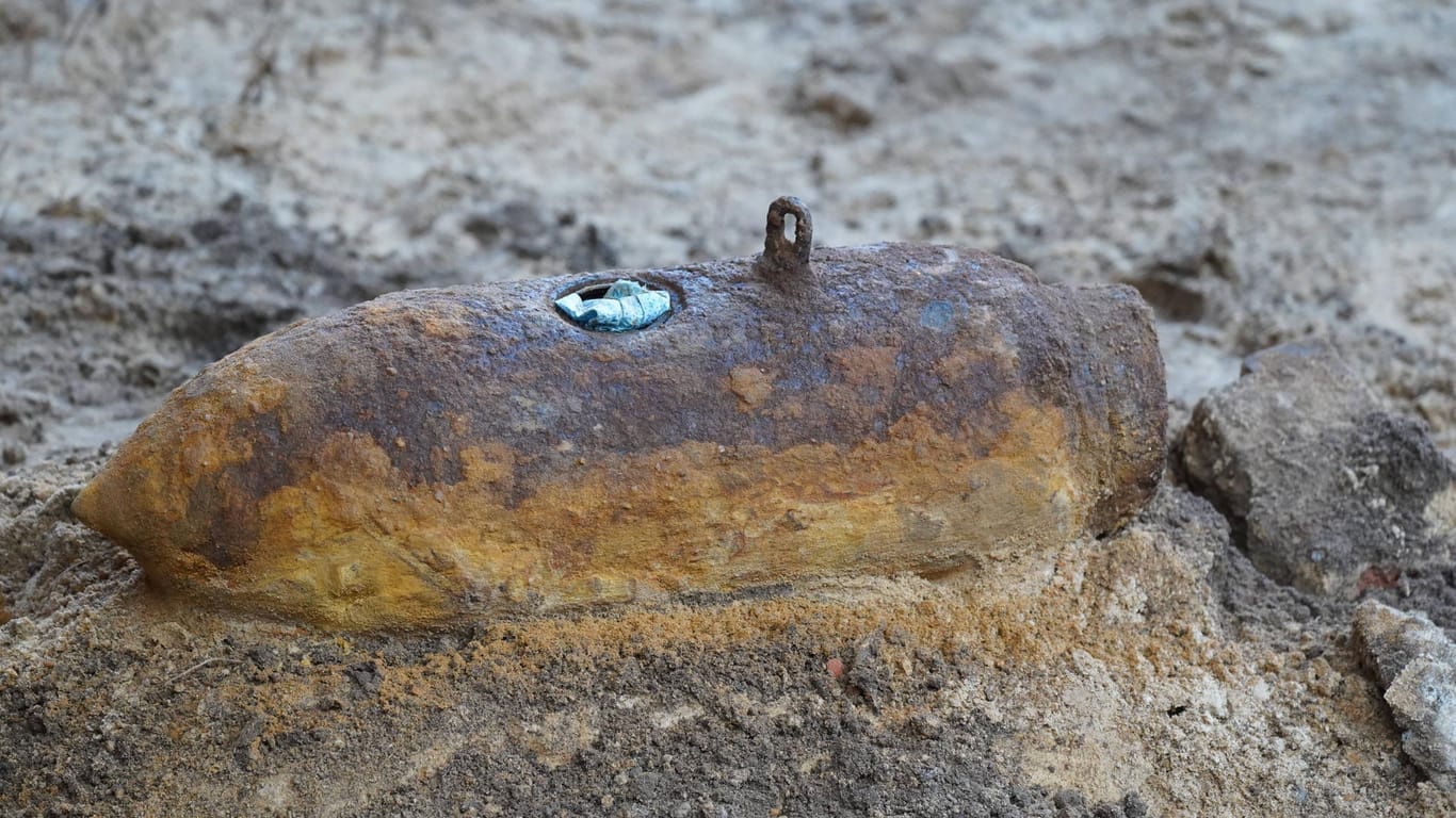 Eine Weltkriegsbombe (Archivbild): In Leipzig wurde eine Brandbombe aus dem Zweiten Weltkrieg gefunden, deren Zünder noch aktiv war.